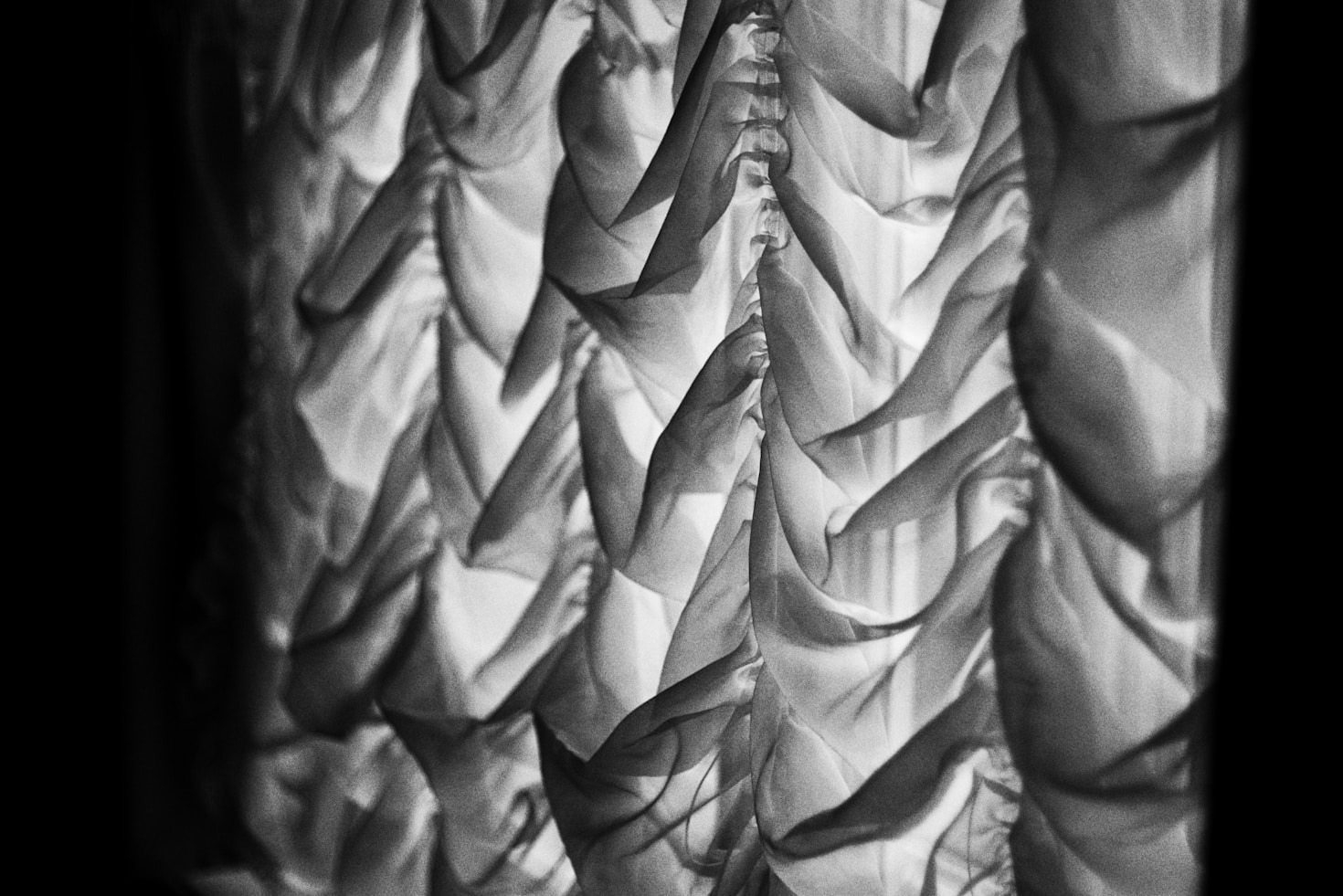 El papel del plisado en el diseño de alta costura